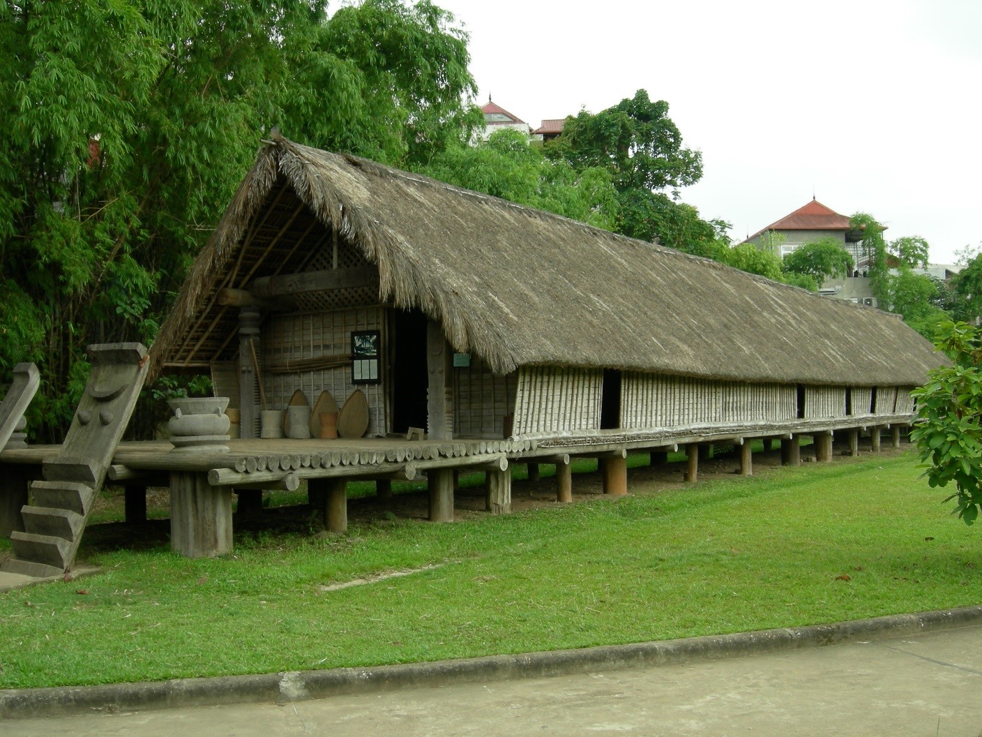 Nhà Dài Truyền Thống S'tiêng